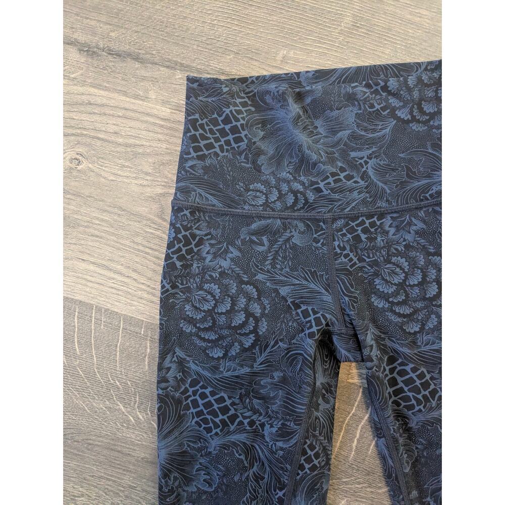 Lululemon Cropped Leggings Floral Paisley Print Sz 2 Black/Blue
